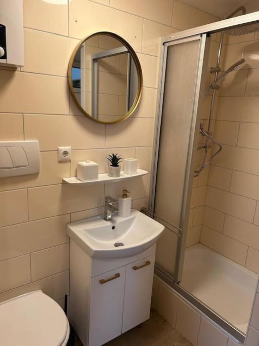 2 Mercedes Balkon Zentrum Parkplatz Appartement *