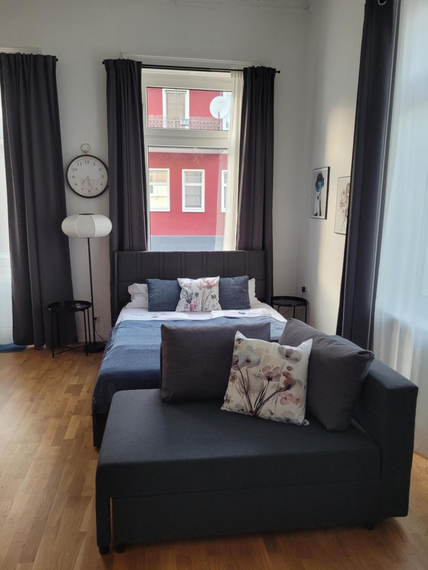 2 Mercedes Balkon Zentrum Parkplatz *